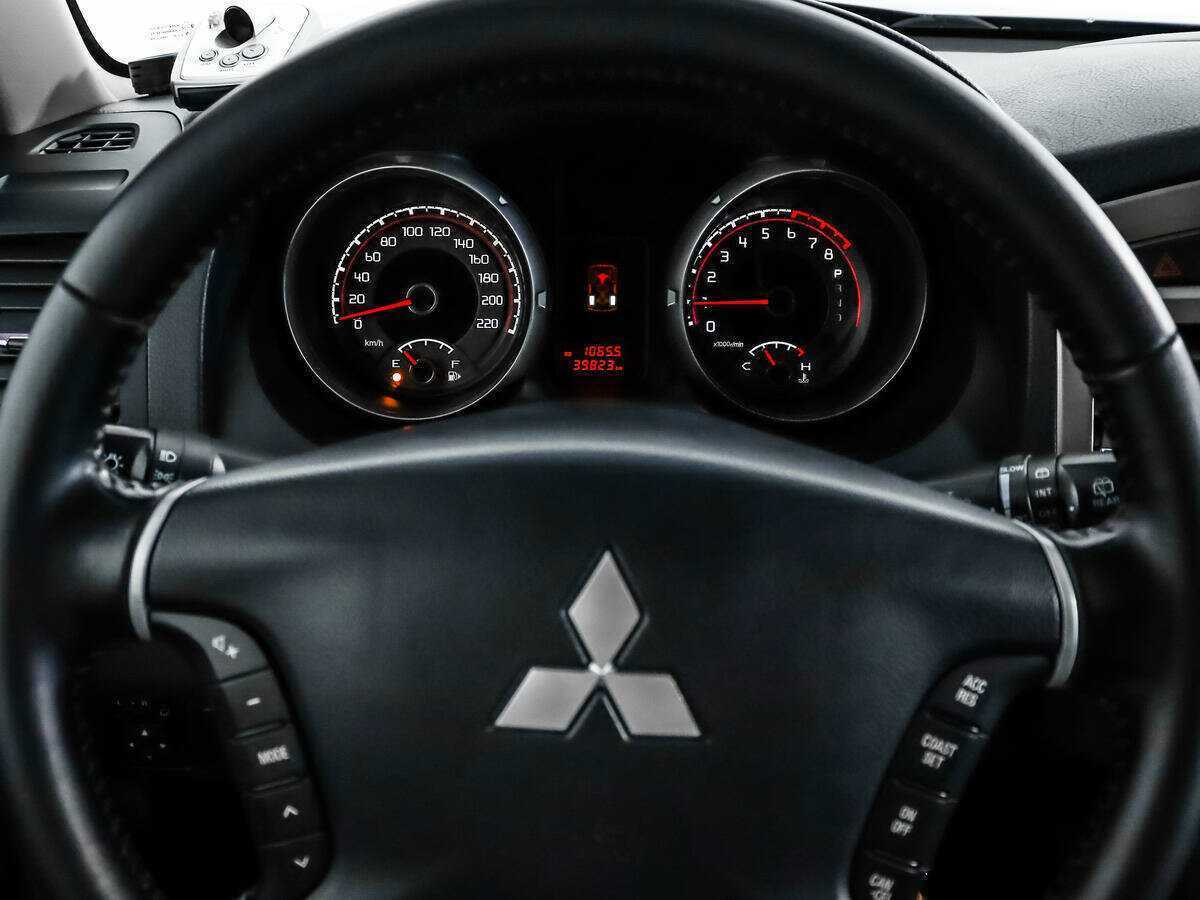 Mitsubishi Pajero, 2015 Фото №18