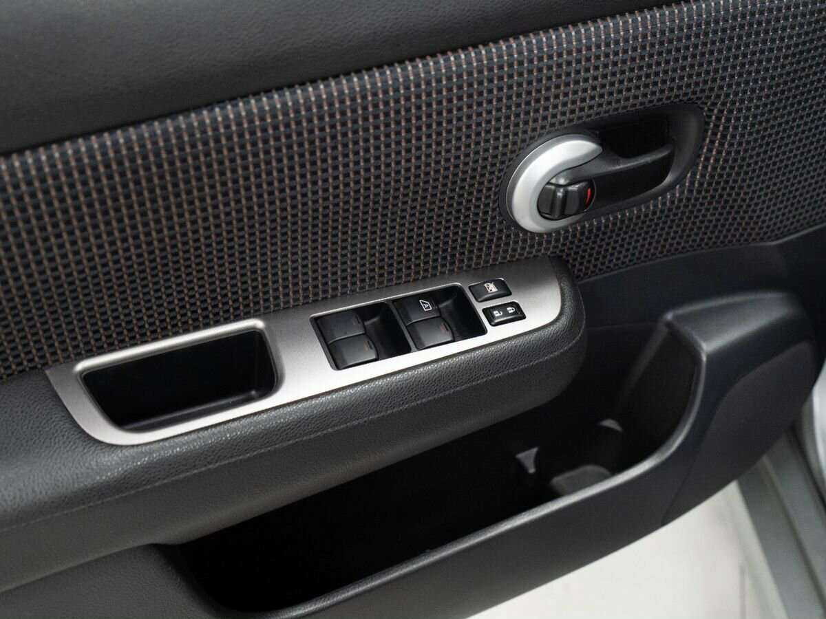 Nissan Tiida, 2011 Фото №17