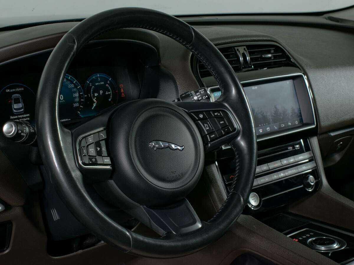 Jaguar F-Pace, 2016 Фото №17