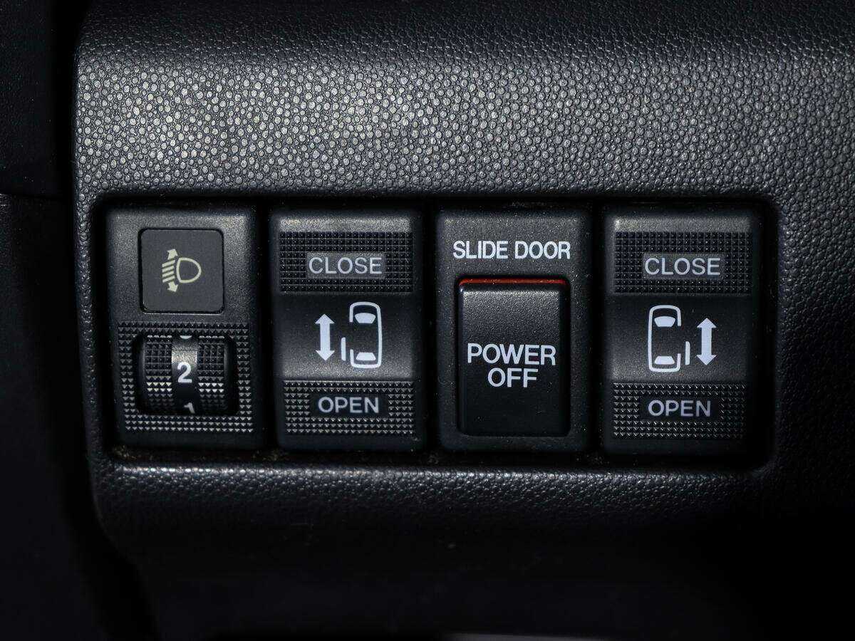 Mazda 5, 2008 Фото №17