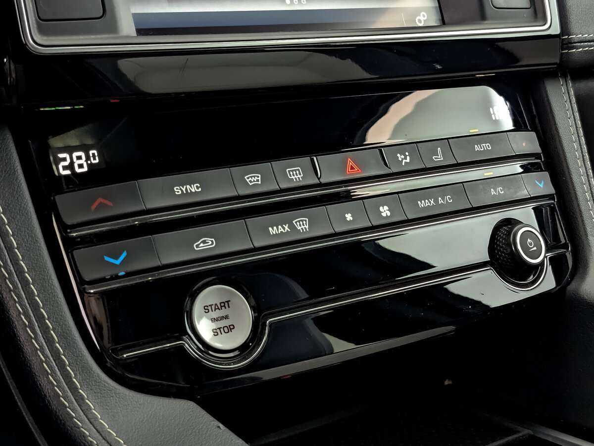 Jaguar F-Pace, 2017 Фото №17