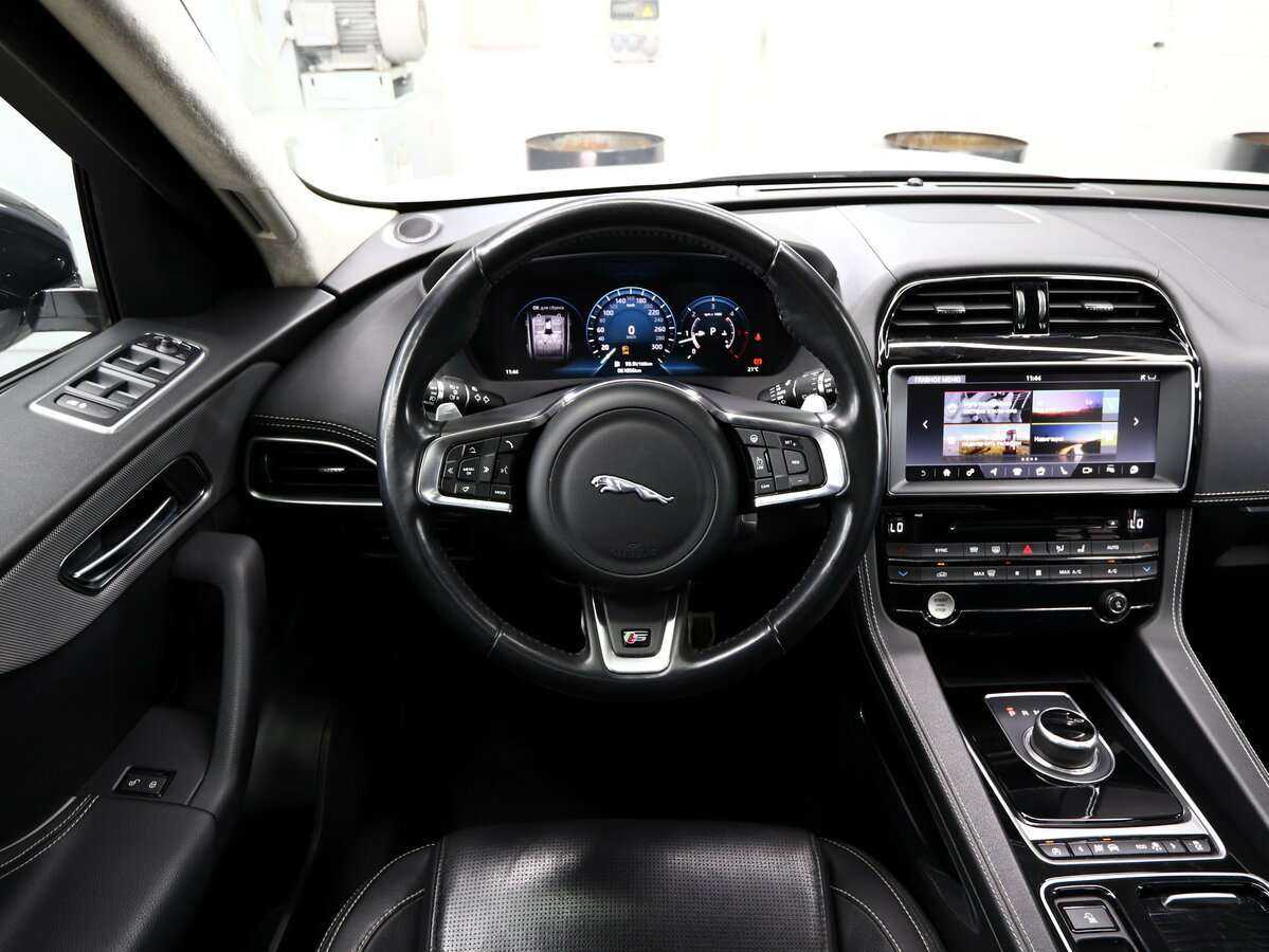 Jaguar F-Pace, 2017 Фото №17