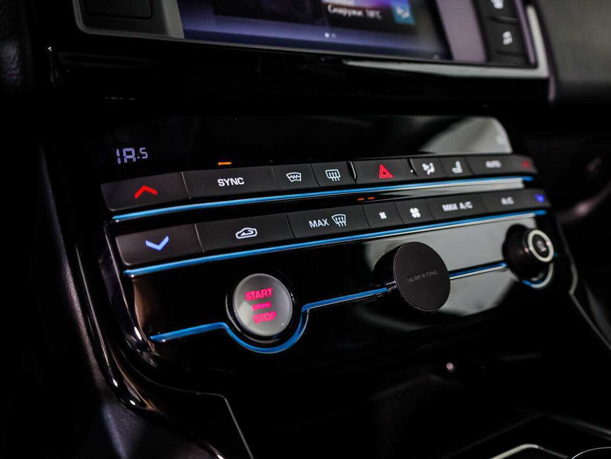 Jaguar XE, 2017 Фото №14