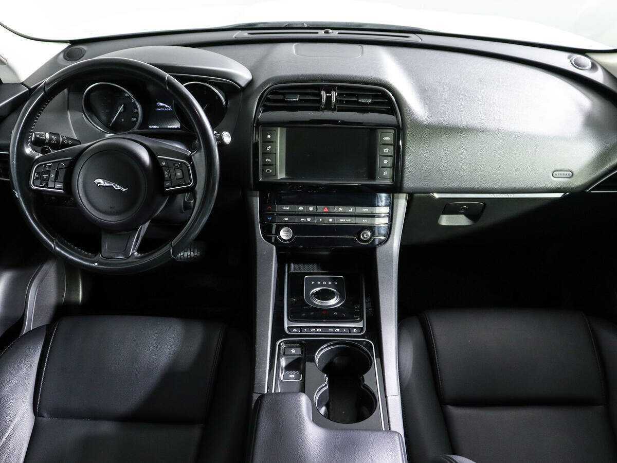 Jaguar F-Pace, 2016 Фото №10
