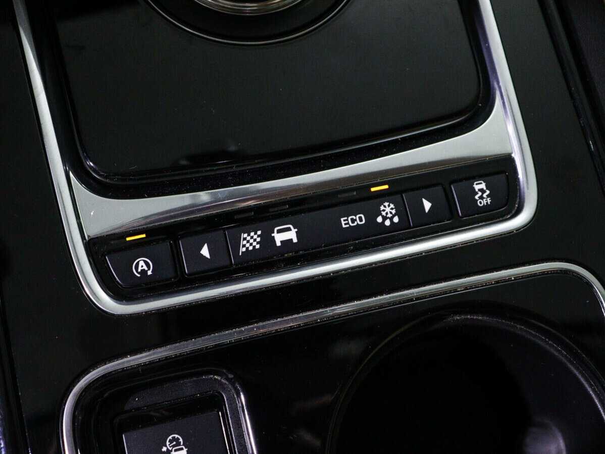 Jaguar XE, 2017 Фото №18