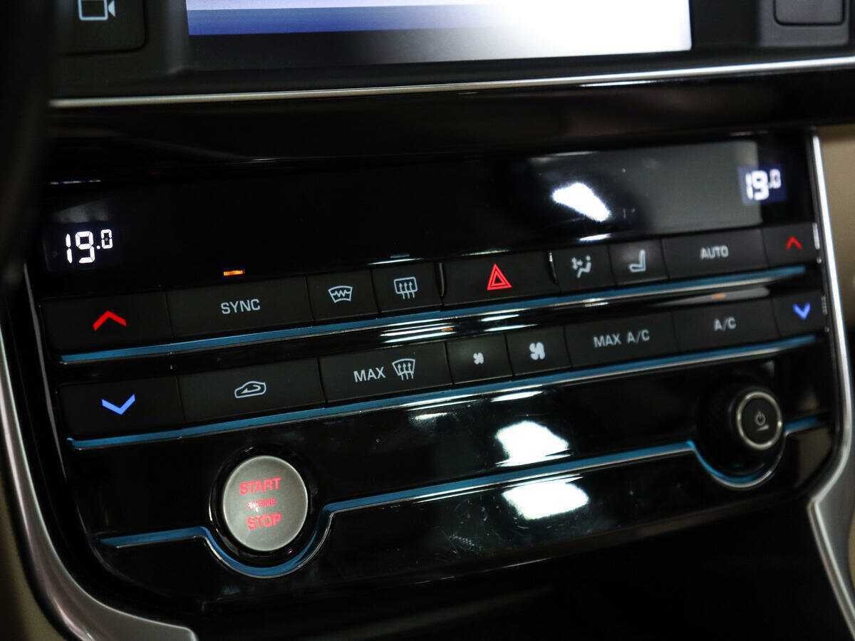 Jaguar XE, 2015 Фото №16