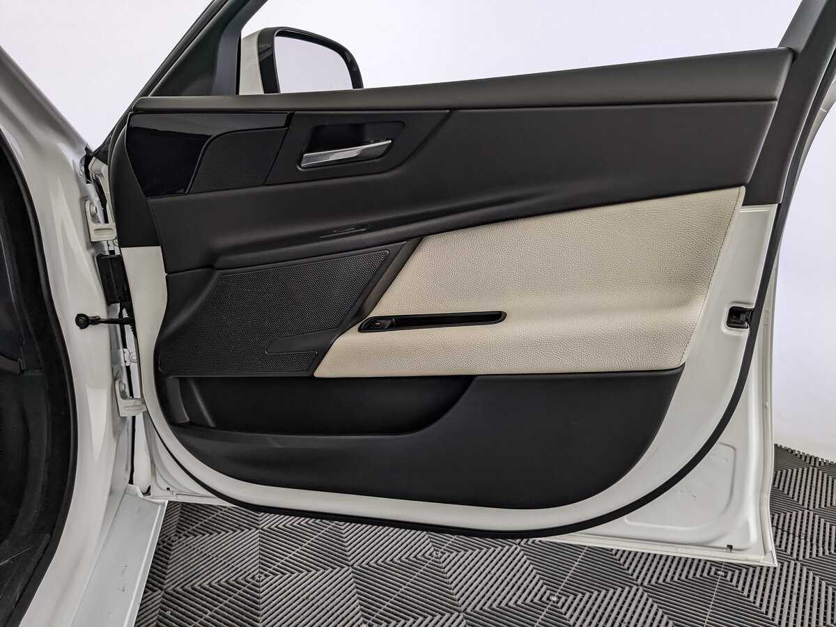 Jaguar XE, 2017 Фото №21