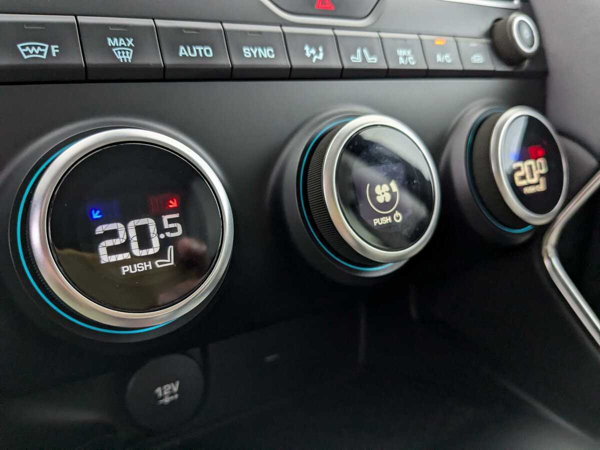 Jaguar E-Pace, 2019 Фото №22