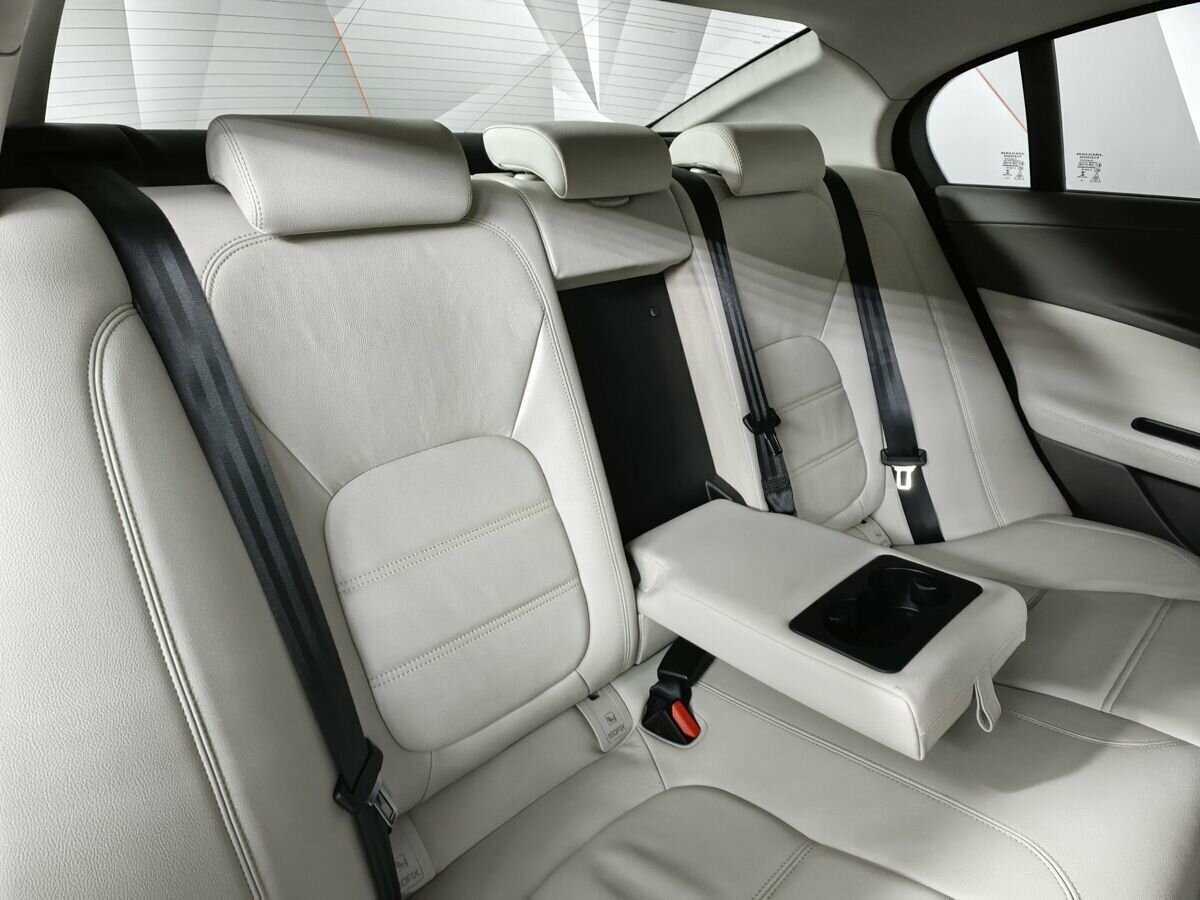 Jaguar XE, 2017 Фото №13
