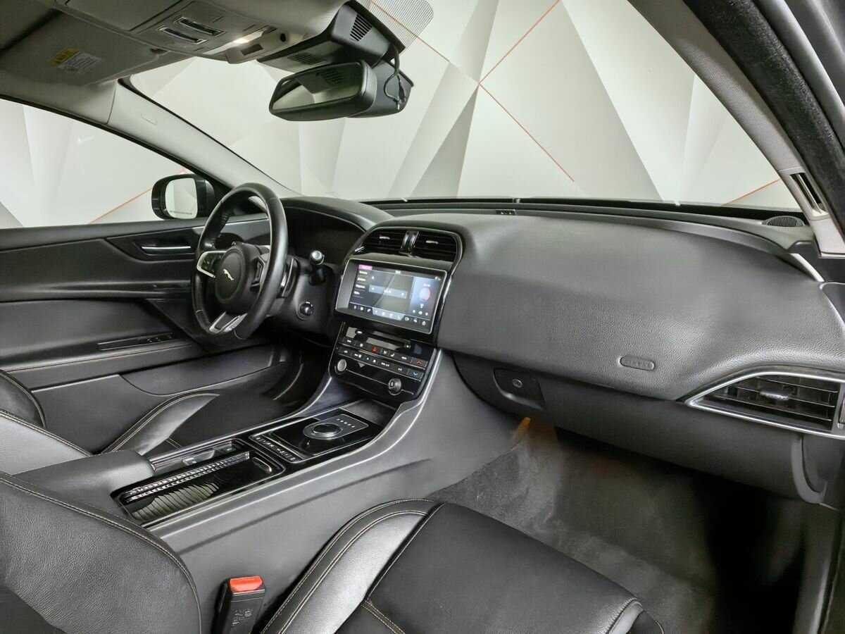 Jaguar XE, 2018 Фото №9