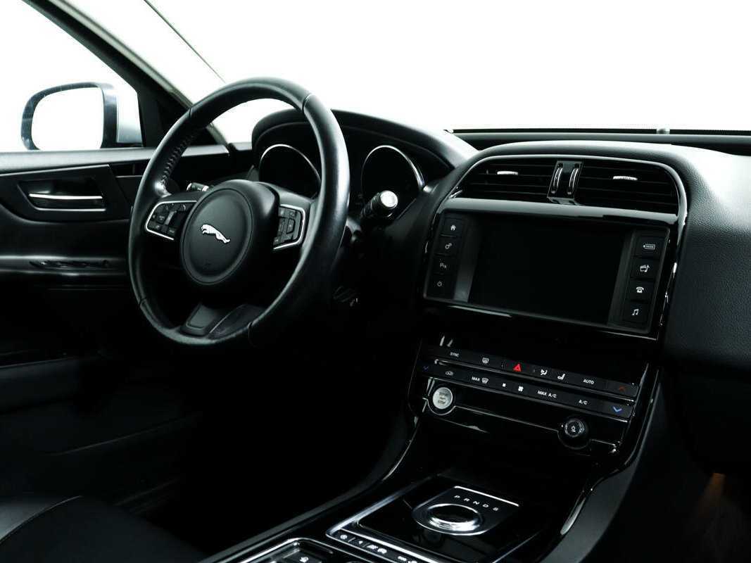 Jaguar XE, 2018 Фото №9