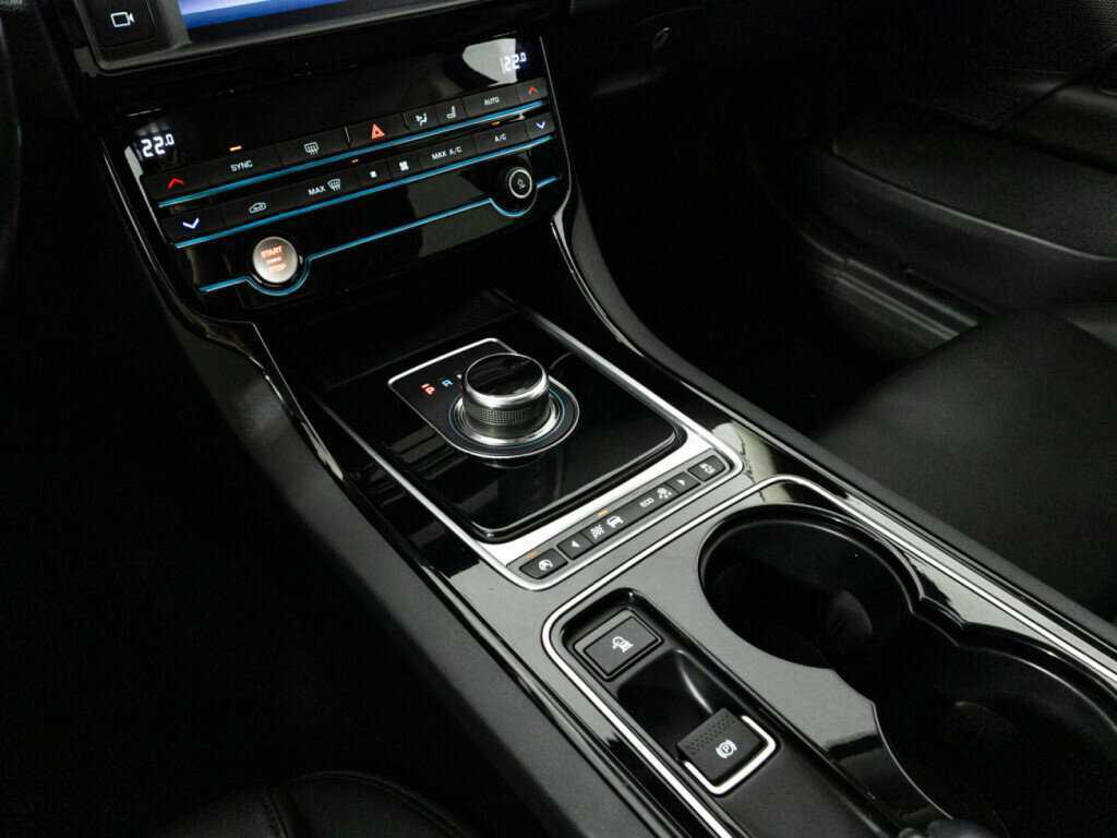 Jaguar XE, 2017 Фото №16