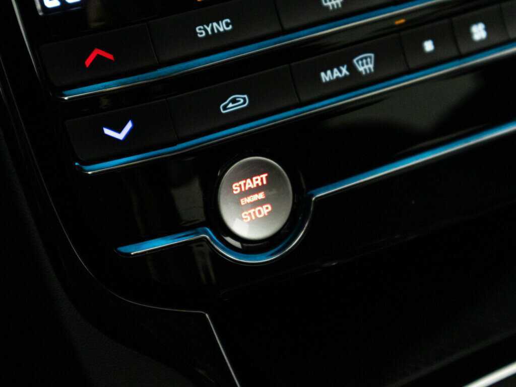 Jaguar XE, 2017 Фото №17