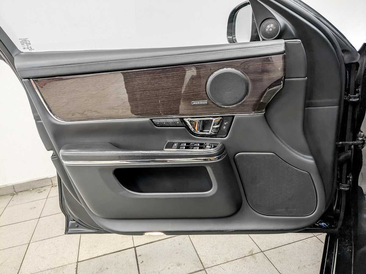 Jaguar XJ, 2017 Фото №19