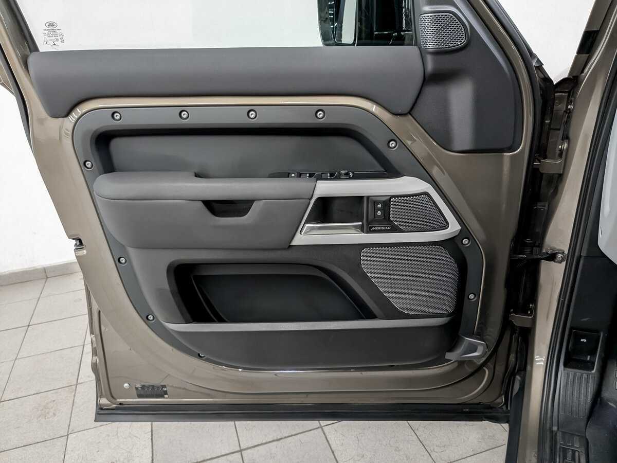 Land Rover Defender 110, 2021 Фото №17