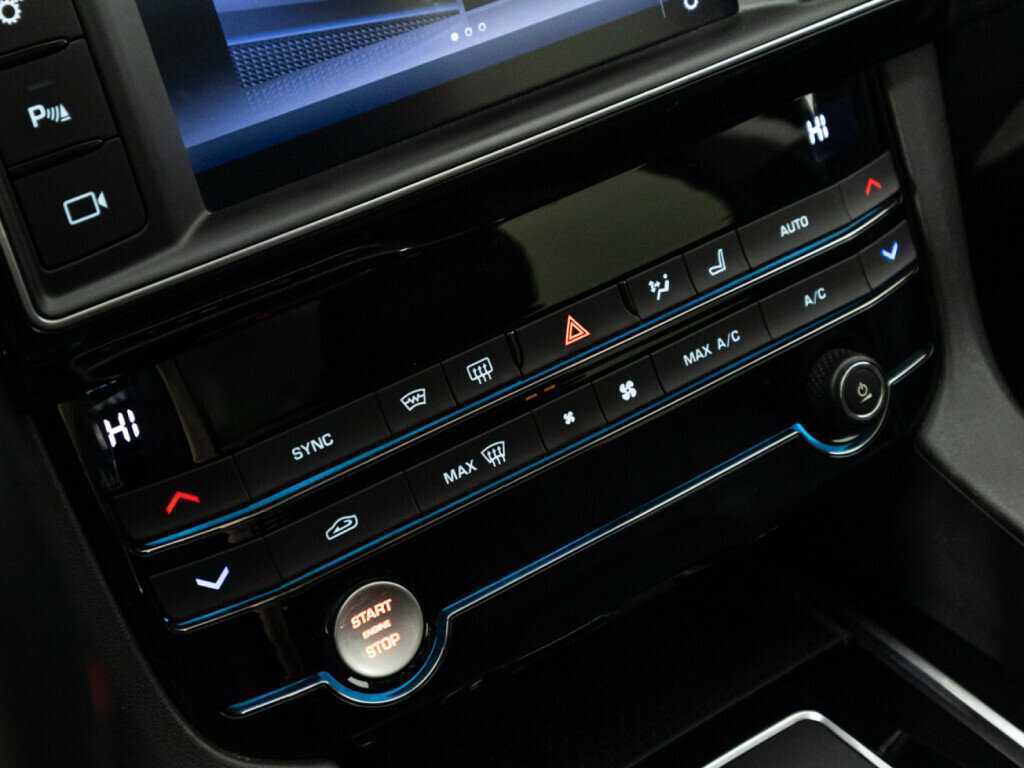 Jaguar F-Pace, 2017 Фото №17