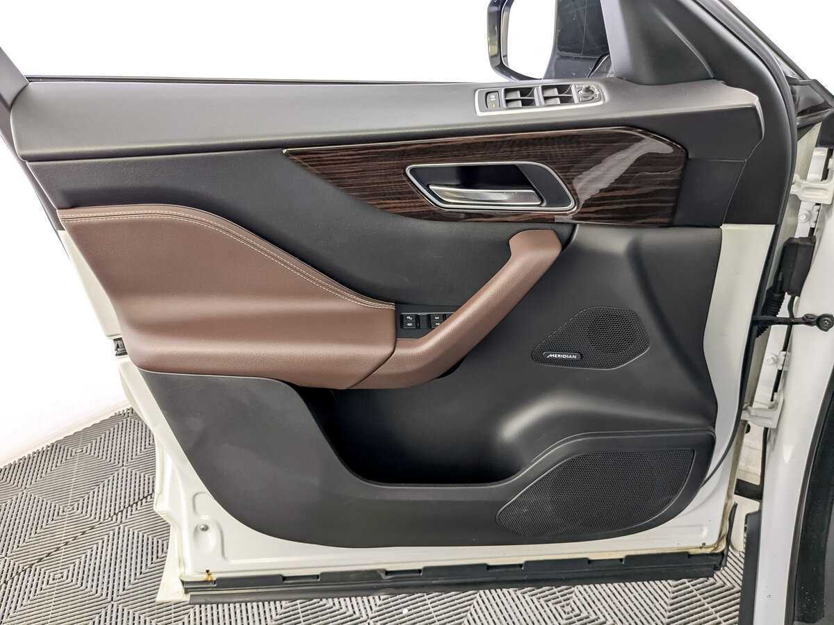 Jaguar F-Pace, 2016 Фото №19