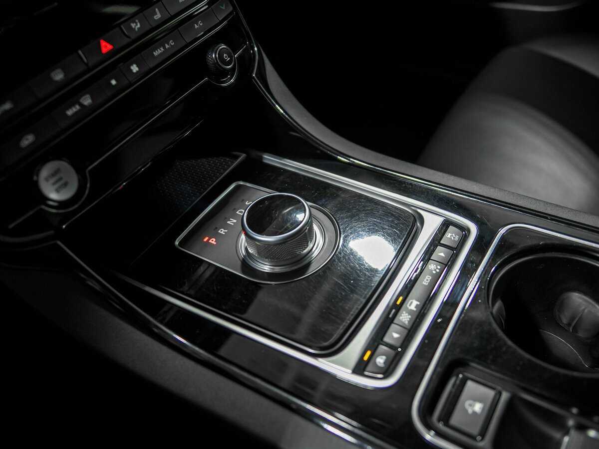 Jaguar XE, 2015 Фото №12