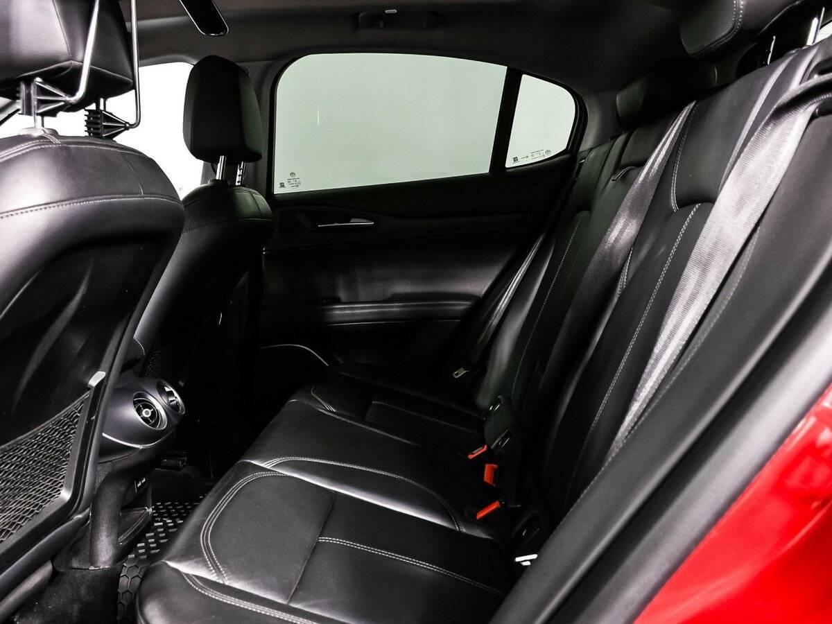 Alfa Romeo Stelvio, 2017 Фото №12