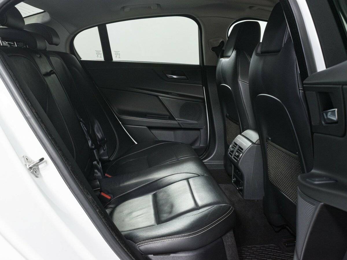 Jaguar XE, 2015 Фото №13