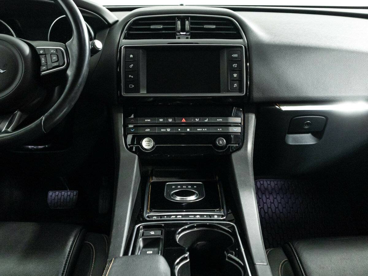 Jaguar F-Pace, 2017 Фото №14