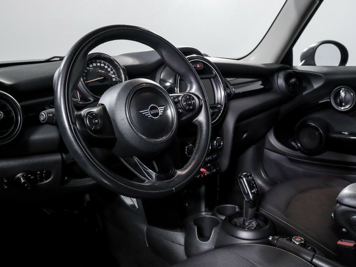 Mini Hatch Cooper III (F55/F56) Рестайлинг, 2018 Фото №12