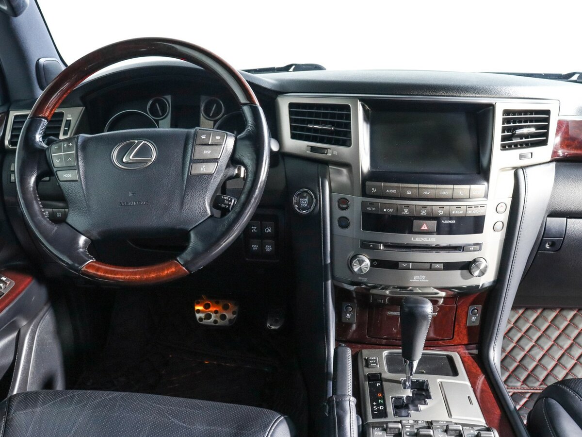 Lexus LX 570 III Рестайлинг, 2015 Фото №12
