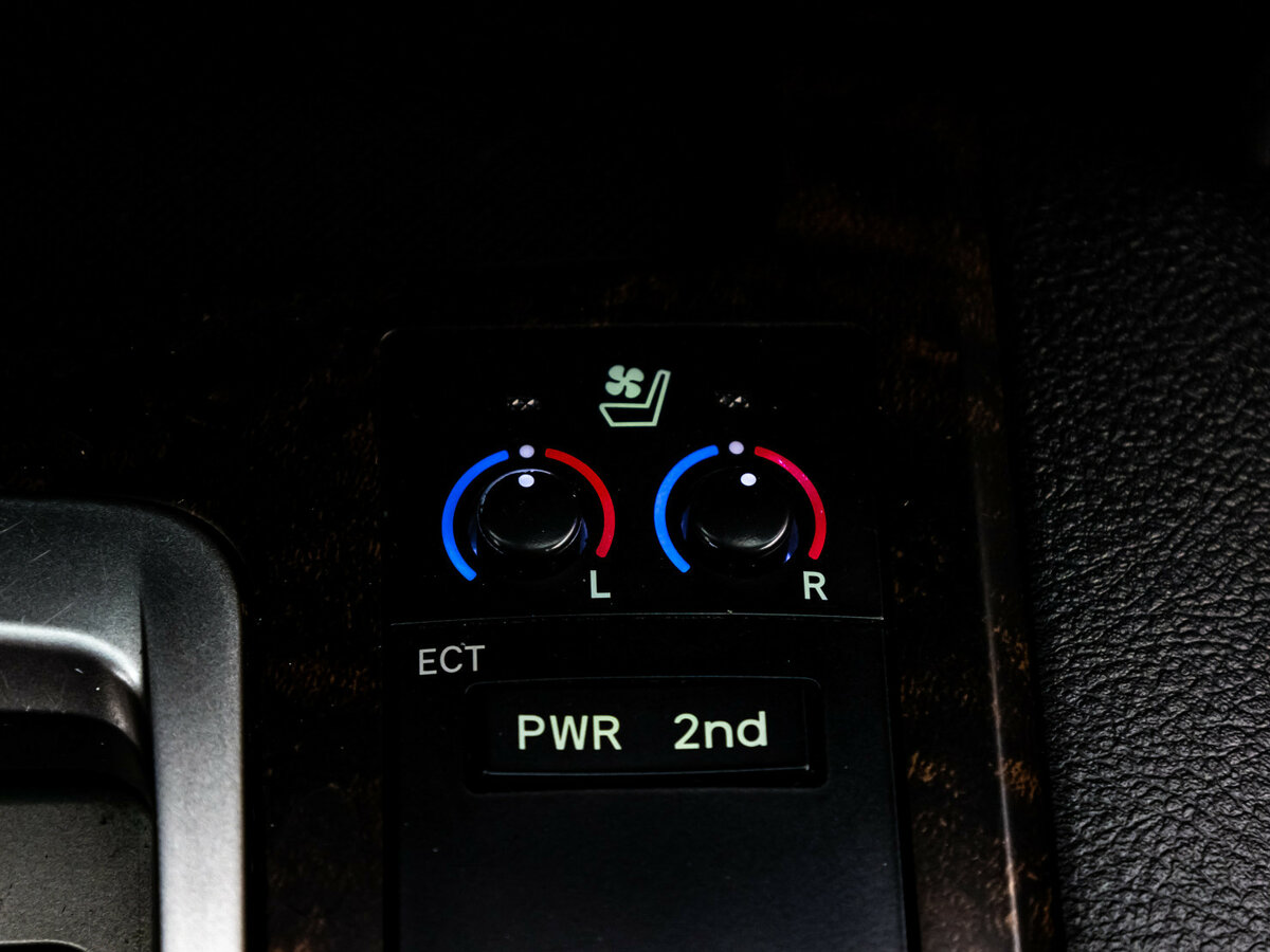 Toyota Land Cruiser 200 Series Рестайлинг 1, 2012 Фото №12