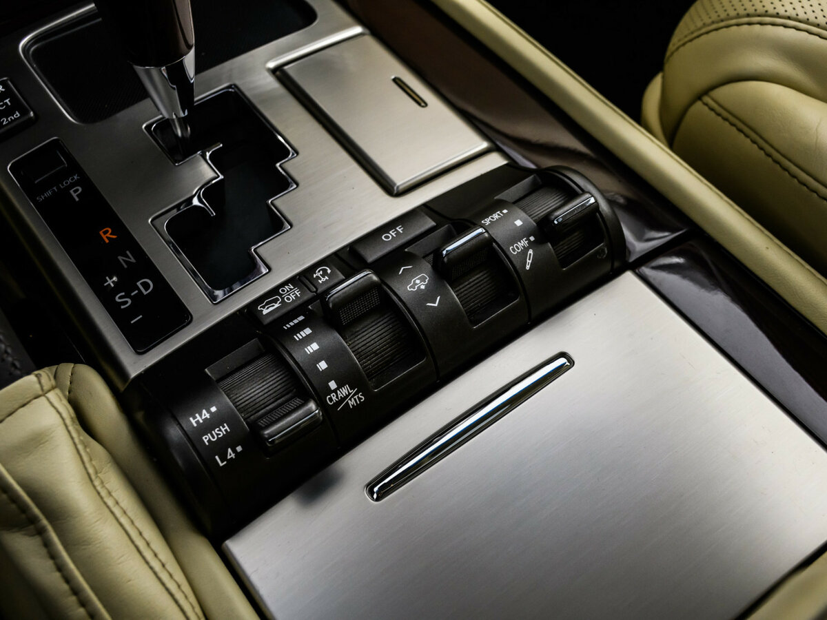 Lexus LX 570 III Рестайлинг, 2012 Фото №25