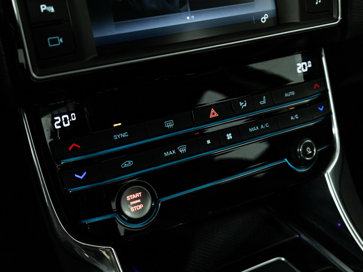 Jaguar XE I, 2015 Фото №19