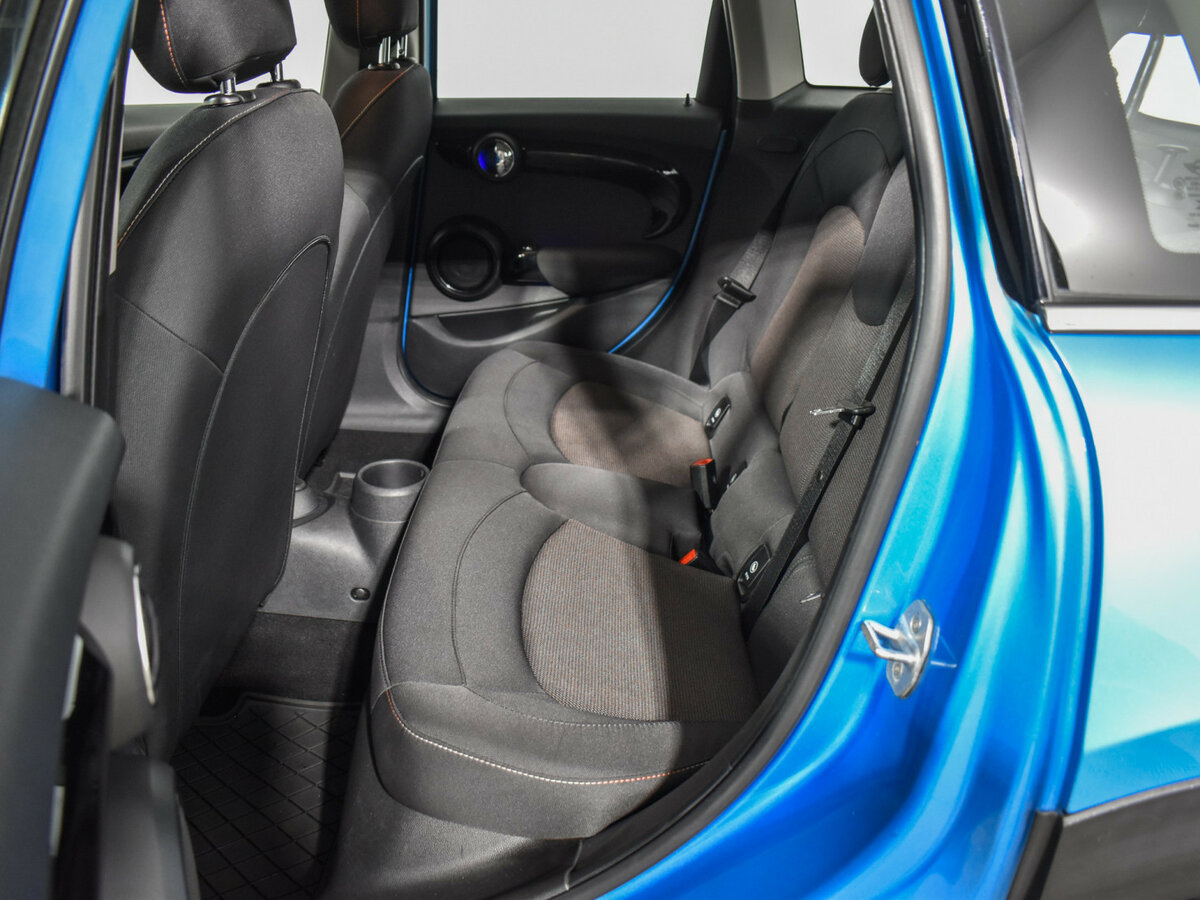 Mini Hatch Cooper III (F55/F56) Рестайлинг, 2019 Фото №11